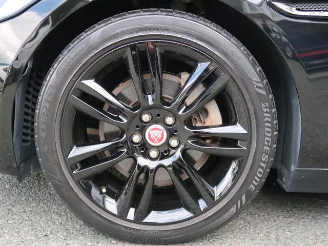 純正18インチアルミ『こだわりを持ってモデル別にデザインされています。しつこい鉄粉や錆に高い効果を発揮する「ホイールコーティング」の施工も受付中！お気軽に担当営業までご相談ください。』