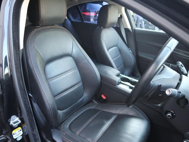 質感の高いレザーシートでございます。使用感が出やすい運転席ですが、綺麗な状態を保っております。前席の状態は内装の状態を見る大きなポイントになると思いますので、是非一度、実際にご覧くださいませ。