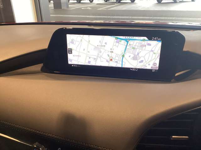 【マツダコネクトナビ】車内の雰囲気にマッチした一体型タイプのナビ。各種車輌設定やBluetooth再生等、様々な機能が楽しめます。直感的なダイヤル操作が可能で、使い勝手も良好です。