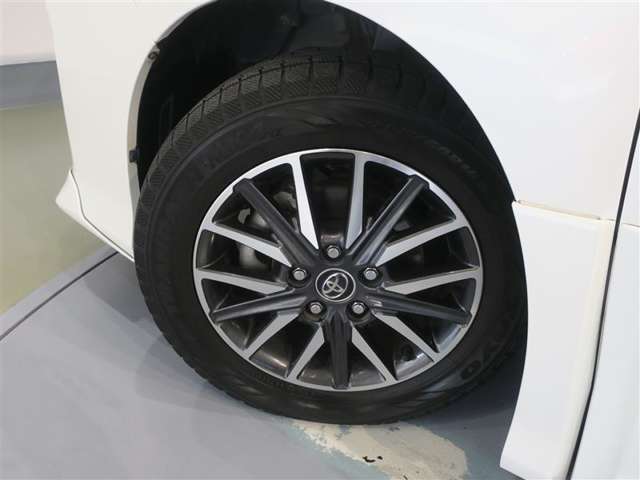 純正アルミホイール　タイヤサイズは205/60R16