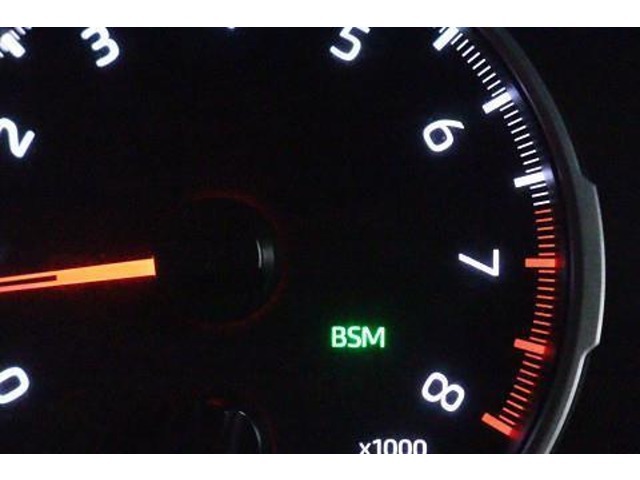 BSM（ブラインドスポットモニター）を装備！　隣の車線を走る車両が死角エリアに入ると、ドアミラーのインジケーターが光ってお知らせ。