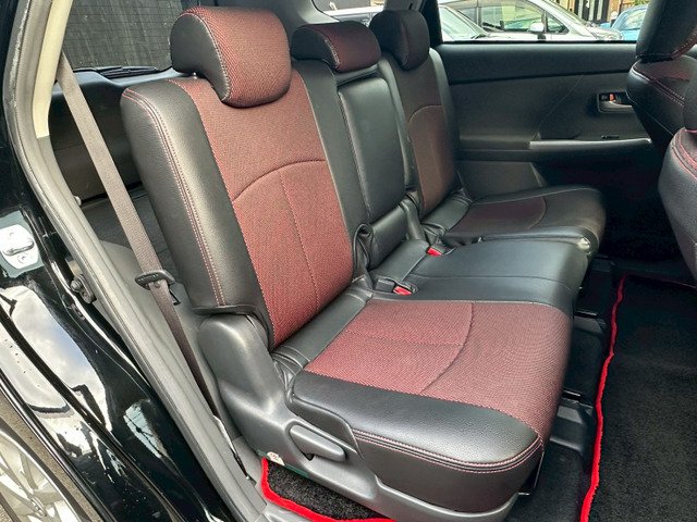 【セカンドシート】 セカンドシートは大人二人が乗っても十分なスペースが確保されております。