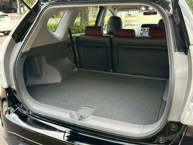 【ラゲッジルーム】 広々としたラゲッジルームはレジャーにも大活躍です