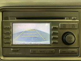 【バックカメラ】ギアをリバースに入れれば自動的にモニターが切り換わるので、車庫入れや後退確認がラクラク OKです！