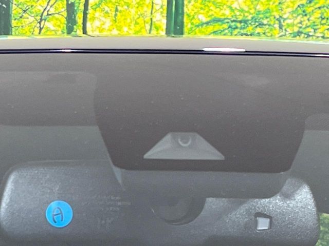 【トヨタセーフティセンス】走行中に前方の車両等を認識し、衝突しそうな時は警報とブレーキで衝突回避と被害軽減をアシスト。より安全にドライブをお楽しみいただけます。