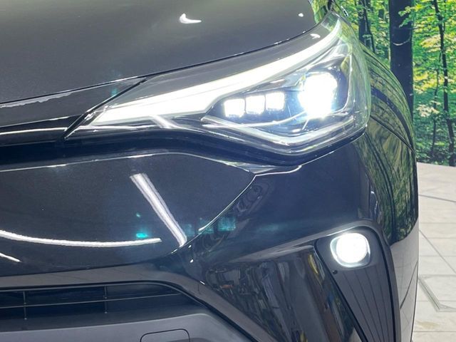 【LEDヘッドライト】悪天候や夜間走行時も良好な視界を確保し安心して運転できる高輝度LEDヘッドライトを装備！点灯速度が早く、消費電力も抑えられています。