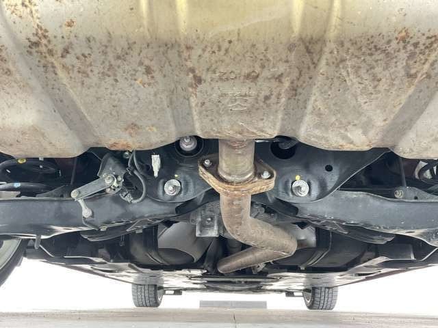 中古車だと気になる足廻り＆下廻り・・・ご覧の通り状態良好◎沿岸部や降雪地にお住まいのお客様もご安心ください。