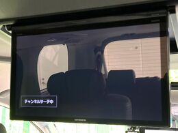 【フリップダウンモニター】大画面モニターで後席でもエンタメをお楽しみいただけます。小さなお子様にも大人気の装備です♪