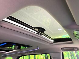 【サンルーフ】開放感たっぷりの希少装備、サンルーフが装着されています！車内に明かりを取り入れたり景色を楽しむ以外にも、車内の空気も簡単に換気できて快適です！