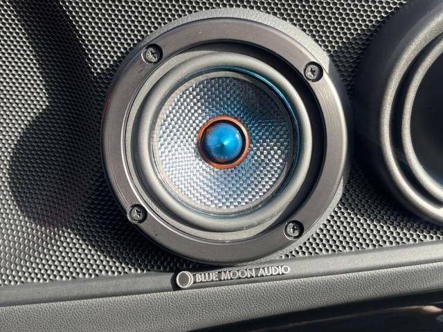 ●BLUEMOONAUDIOシステム：モデル毎に最適な調整が施された、人気のサウンドシステムです。通常のスピーカーと比較しても音の広がりが感じられます。是非ご来店の上ご体感ください。