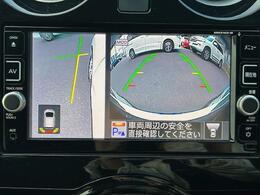 車両の側方をモニター画面に表示します。車庫入れ等の際に側方確認ができて便利です。車庫入れが苦手な人もこれで安心です♪