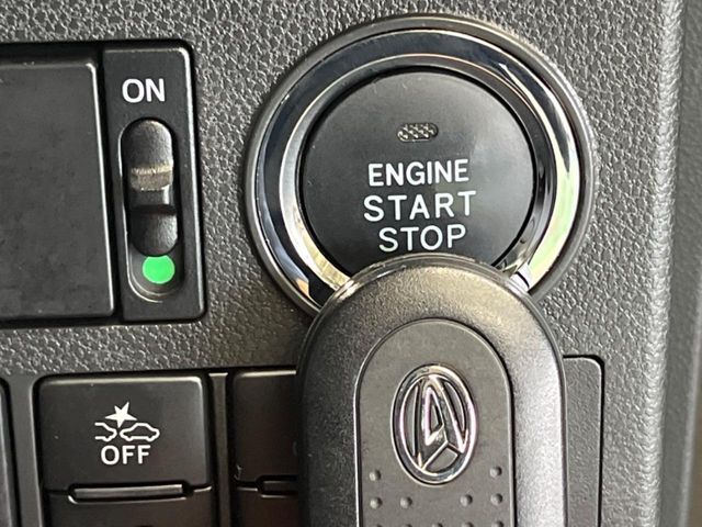 【キーフリーシステム】カバンやポケットに入れたままでもドアの施錠・解錠が可能なスマートキーを装備。エンジンのオン・オフ時もカギを取り出す必要が無いからとっても便利です♪