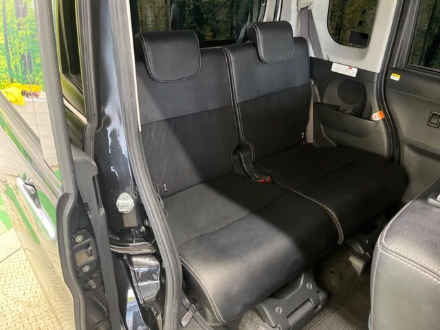 後部座席も気になるようなキズ・汚れやへたり等、大きなダメージはなく、良好な状態です。