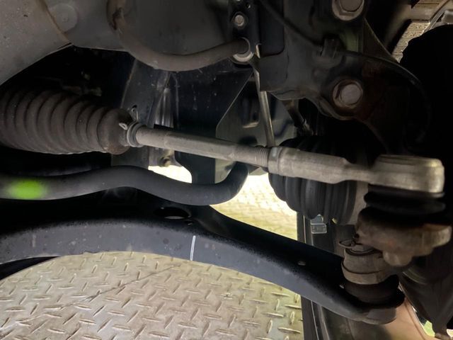 お車を安心してお乗りいただく為には、足回りの定期点検が欠かせません。サービスサポート（有償保証）では無料点検もご提供しており、安心のカーライフをお過ごしいただけるサポート体制が整っています。