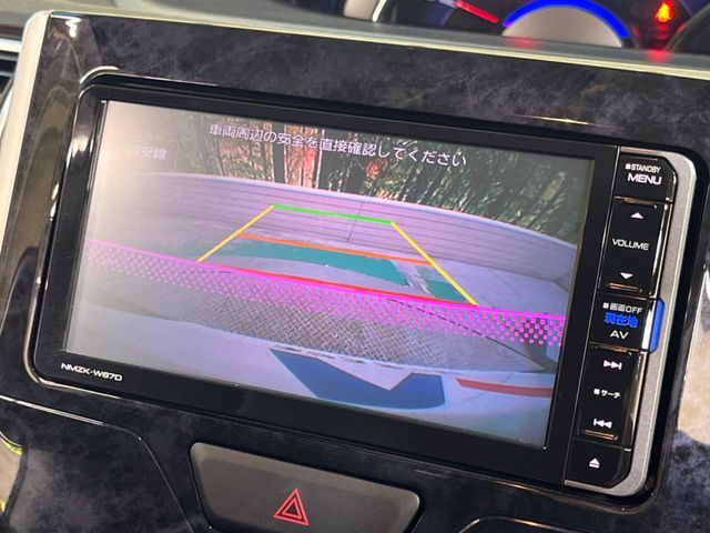 【バックカメラ】駐車時に後方がリアルタイム映像で確認できます。大型商業施設や立体駐車場での駐車時や、夜間のバック時に大活躍！運転スキルに関わらず、今や必須となった装備のひとつです！