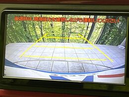 【バックカメラ】駐車時に後方がリアルタイム映像で確認できます。大型商業施設や立体駐車場での駐車時や、夜間のバック時に大活躍！運転スキルに関わらず、今や必須となった装備のひとつです！