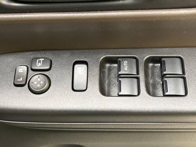 【電動格納ミラー】サイドミラーは電動格納式となっており、狭い駐車場でもキズがつくリスクを抑えられます。