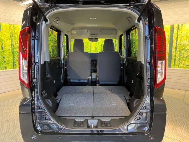 普段のお買い物や通勤、送迎等に十分な荷室スペースを確保しております。セカンドシートを倒すと、大きな荷物の積載も可能です♪