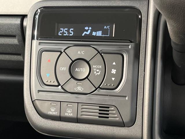 【オートエアコン】一度お好みの温度に設定すれば、車内の温度を検知し風量や温度を自動で調整。暑い…寒い…と何度もスイッチ操作をする必要はありません。快適な車内空間には必須の機能ですね♪