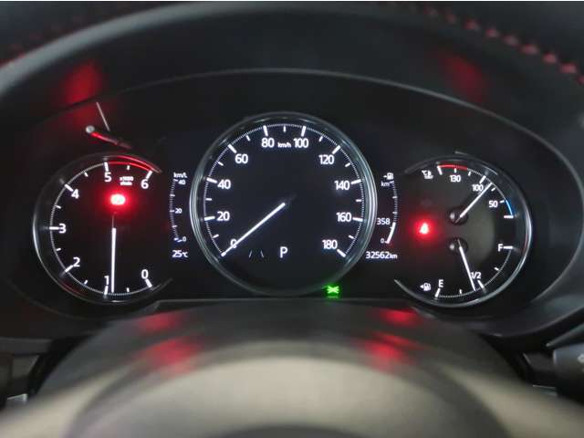 見やすいスピードメーター！運転に集中できます♪