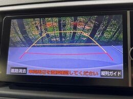 【バックカメラ】駐車時に後方がリアルタイム映像で確認できます。大型商業施設や立体駐車場での駐車時や、夜間のバック時に大活躍！運転スキルに関わらず、今や必須となった装備のひとつです！