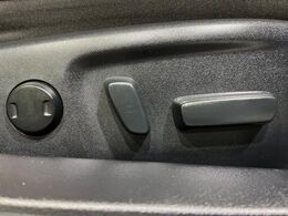 【パワーシート】スイッチ一つで簡単にシートの微調整が可能！電動だから力もいりません！快適なシートポジションにセットして、快適なドライブをお楽しみください。