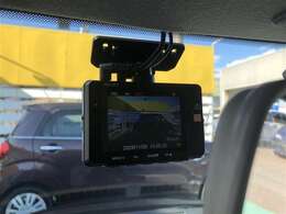 【ドライブレコーダー】装備。映像と音声を記録してくれるドライブレコーダーは、事故の際に確かな証拠能力を発揮してくれます。