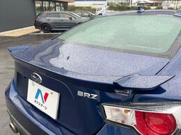【純正リヤスポイラー】スポーツカーらしさがグッと引き立つ大型リヤスポイラーを装着♪高速走行時のスタビリティ（走行安定性）向上に役立ちます。