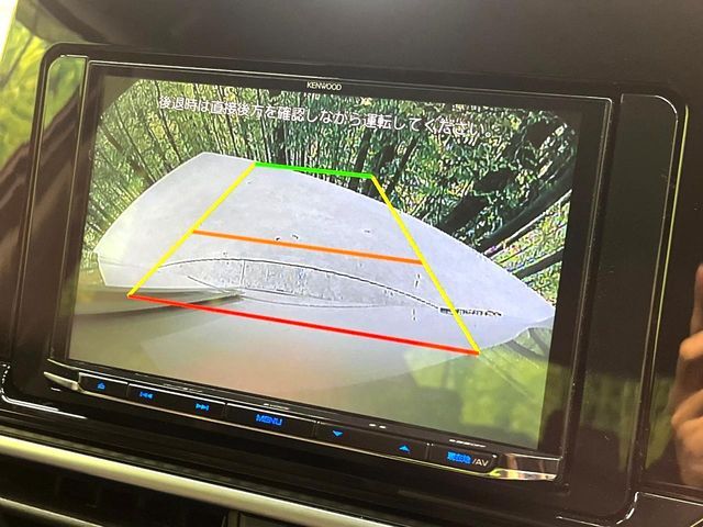 【バックカメラ】駐車時に後方がリアルタイム映像で確認できます。大型商業施設や立体駐車場での駐車時や、夜間のバック時に大活躍！運転スキルに関わらず、今や必須となった装備のひとつです！