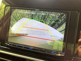 【バックカメラ】駐車時に後方がリアルタイム映像で確認できます。大型商業施設や立体駐車場での駐車時や、夜間のバック時に大活躍！運転スキルに関わらず、今や必須となった装備のひとつです！
