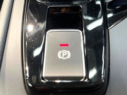 【電動パーキングブレーキ】パーキングブレーキは便利な電動式！ボタン一つで操作でき、アクセルを踏めば自動で解除されます♪レバーやペダルが無いので運転席廻りもすっきりしますね♪