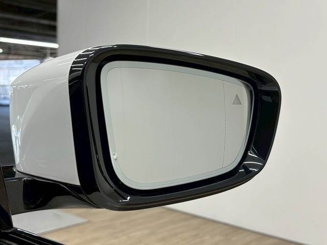 【ブラインドスポットモニター（BSM）】車線変更時に車両後方から来る車両を検知し安全をサポートする装置です。