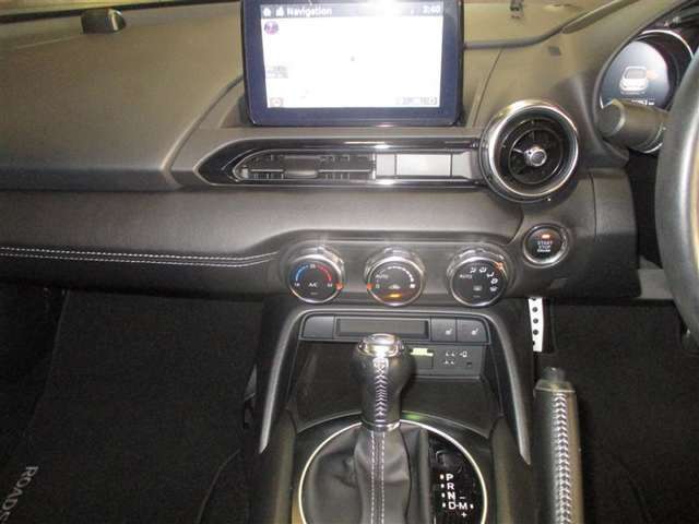 スタイリッシュな見た目のインストルメントパネルです♪各操作スイッチは使いやすい位置に配置されています！