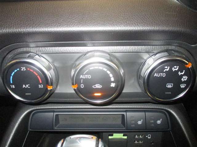 一年中快適オートエアコン装備しています♪窓の曇り取りや車内の空気循環などにも有効です！