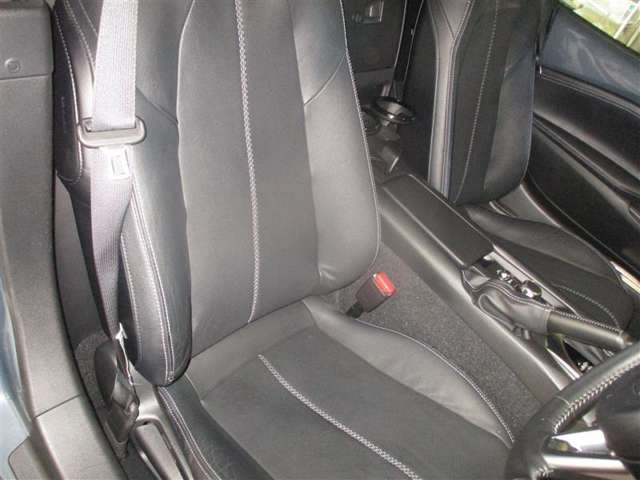 高級感があり水濡れへの耐久性にも優れている本革を使用しています♪