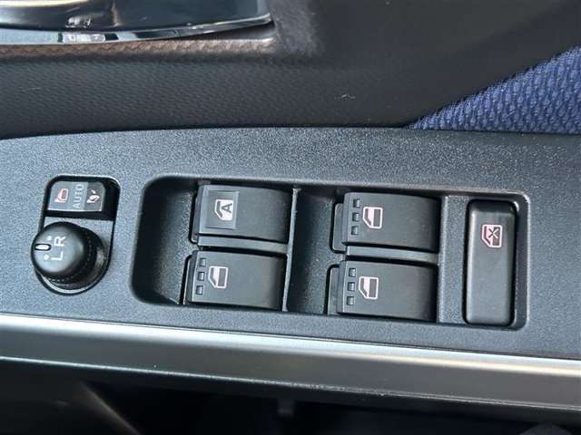 運転席ドア側パワーウィンドウ・ドアミラースイッチ。