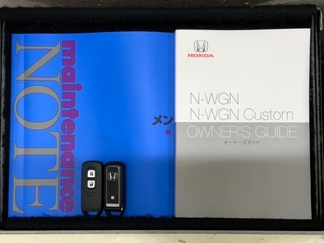 スマートキーは鍵をバッグに入れたままでもドアロックの開閉やエンジンのON・OFFができます。夜間や雨の日も鍵を探さなくて良いので便利です。