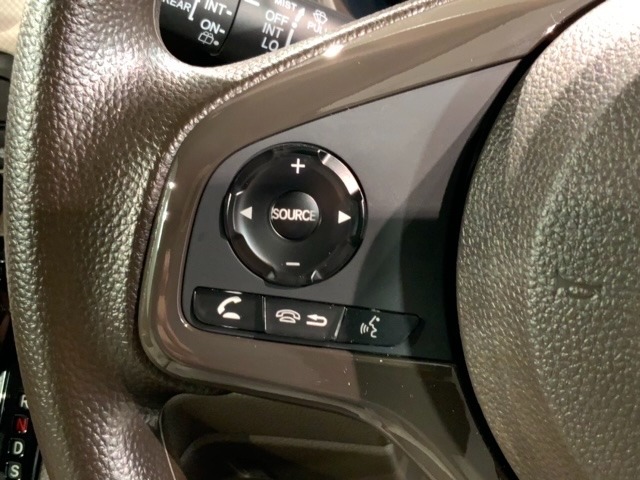 ステアリングにオーディオ操作スイッチが付いています。オーディオ画面に直接タッチしなくても操作が出来ますので、運転に集中できます。