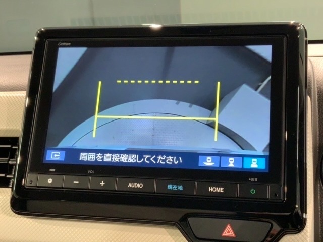 リバースギアに入れるだけで後方の表示へ切り替わります。夜間や雨の日の駐車も楽になりますよ。