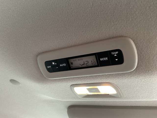 後席専用エアコンパネルがあるから後ろの人もお好みの室温に操作可能です。