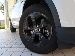 18インチ5スプリットスポークホイール装備！力強さと重厚感を感じさせる立体感のあるスポーク、車体全体のバランスを考慮した洗練されたデザイン性でディスカバリースポーツの魅力を際立たせます！
