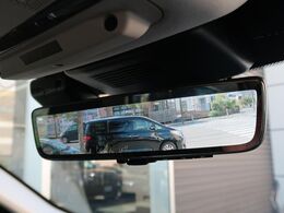 車体に装備したカメラによる後方映像が、ルームミラーに映し出されます。後席に人が座っていても、ラゲッジスペースに荷物を満載していても、車両後方の様子をはっきりと確認できます。