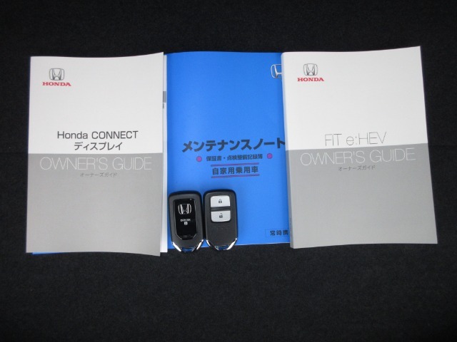 カギをバッグやポケットに入れたままでもドアロックの開閉やエンジン始動ができる『スマートキー』付き！暗くなってもキー穴を捜す必要が無くとっても便利ですから人気の装備です！