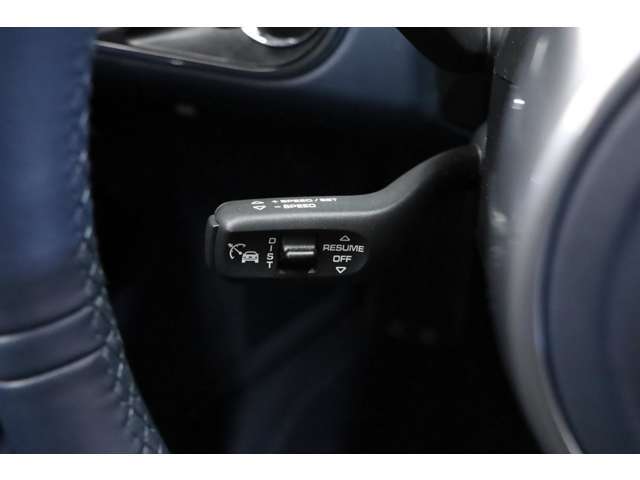 991.1型では非常に珍しいアダプティブクルーズコントロールが装備されております。
