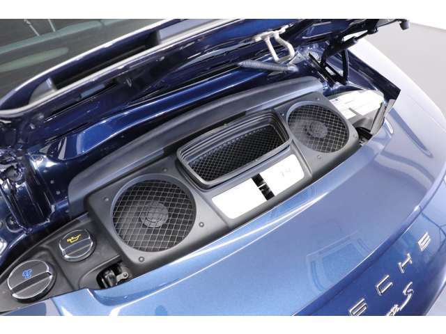 3.8Lエンジンが奏でるエキゾーストノートは現行モデルでは味わう事の出来ない官能的なエンジンサウンドを体感でき、その人気の高さから新車発売から約12年経ってもなお驚きのリセールバリューを実現しております。