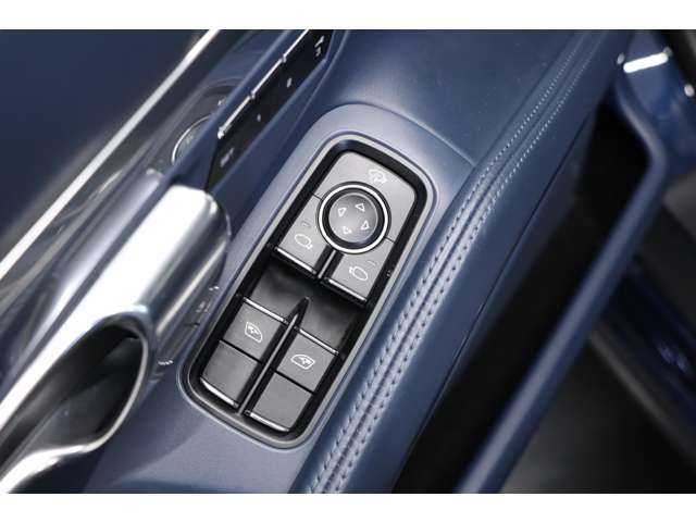 電動格納ミラーもオプション設定ですが、当車両は装備されておりますので、機械式の駐車場等でもわざわざ手動で折りたたむ必要はございません。