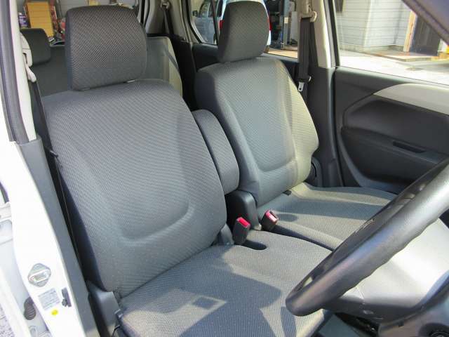 肌触りの良い生地のシートは長時間運転しても疲れにくく、ドライブが楽しくなります！！