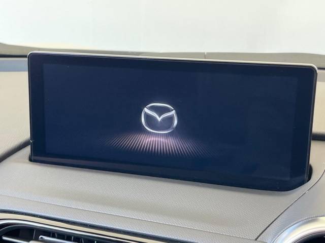 【8.8インチマツダコネクト】車内の雰囲気にマッチした大型のディスプレイ。スマホ接続でのナビ使用やBluetooth再生等、様々な機能が楽しめます。直感的なダイヤル操作が可能で、使い勝手も良好です。