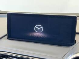 【8.8インチマツダコネクト】車内の雰囲気にマッチした大型のディスプレイ。スマホ接続でのナビ使用やBluetooth再生等、様々な機能が楽しめます。直感的なダイヤル操作が可能で、使い勝手も良好です。
