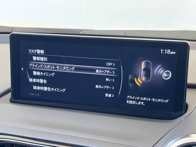 【ブラインドスポットモニタリング】走行中、ドアミラーの死角になりやすい箇所に後続車が接近するとサイドミラー付近に警告を表示、ドライバーに注意喚起をしてくれます。